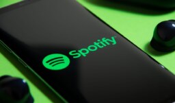 Sahte Sanatçılar Spotify’ı Sarıyor: Etik Tartışmalar Yeniden Başladı!